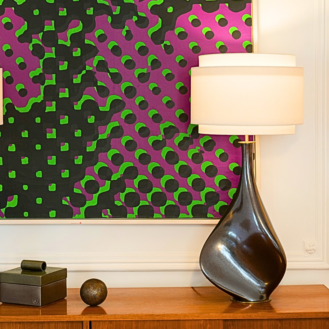 Lampe design grand format dans un salon