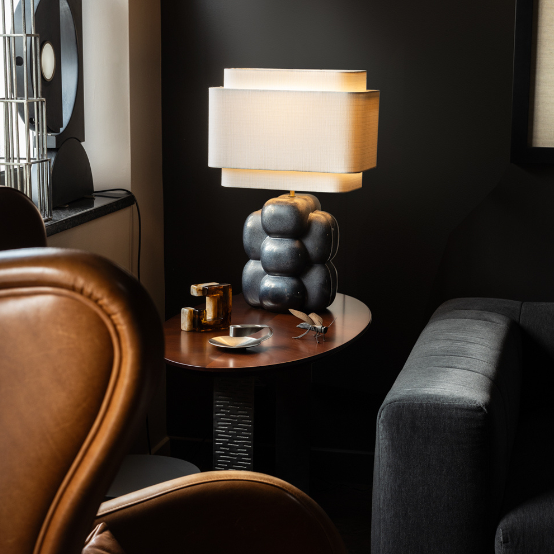 design et singulière, la lampe Nebula illumine ce salon