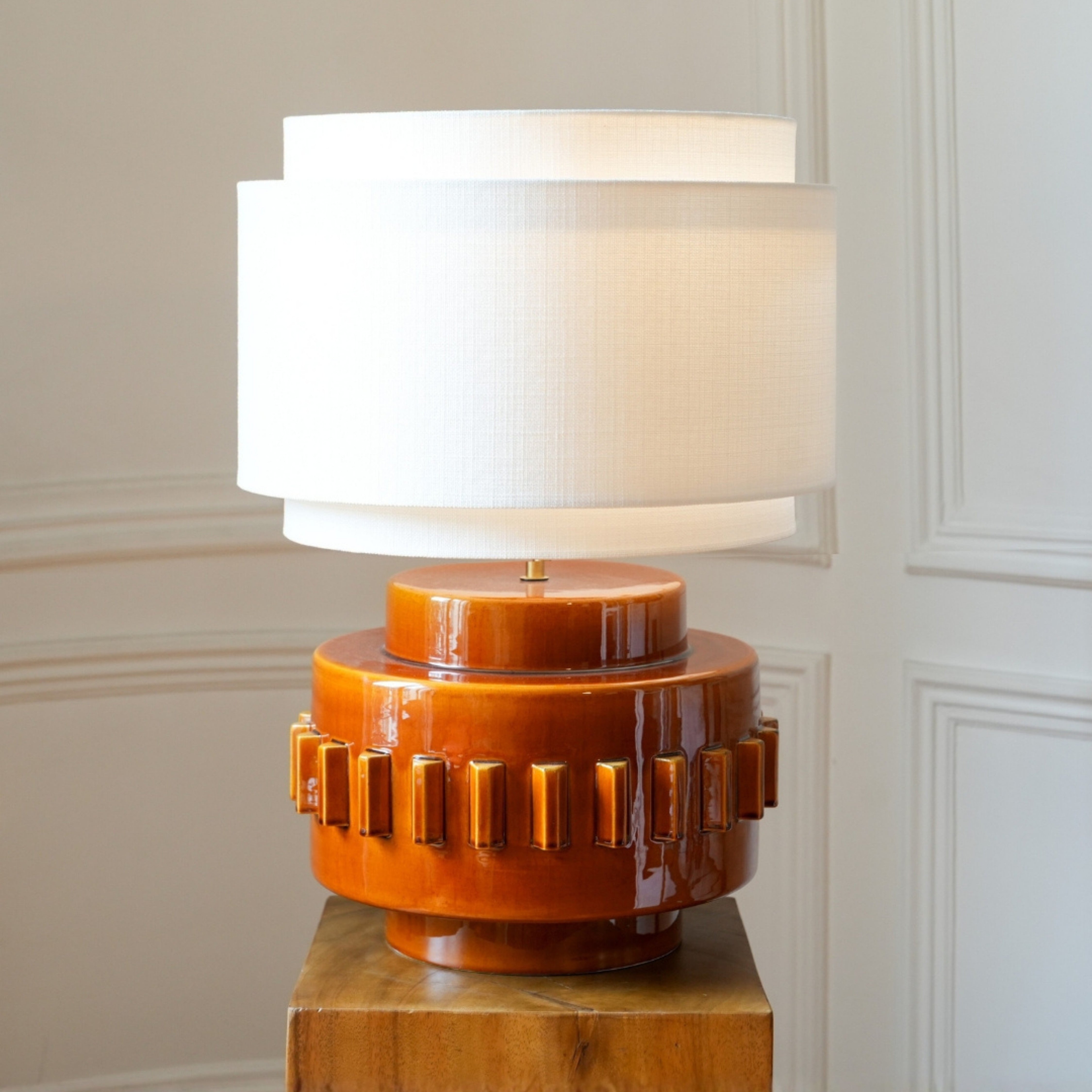 Lampe design en céramique Criptana dans un salon contemporain