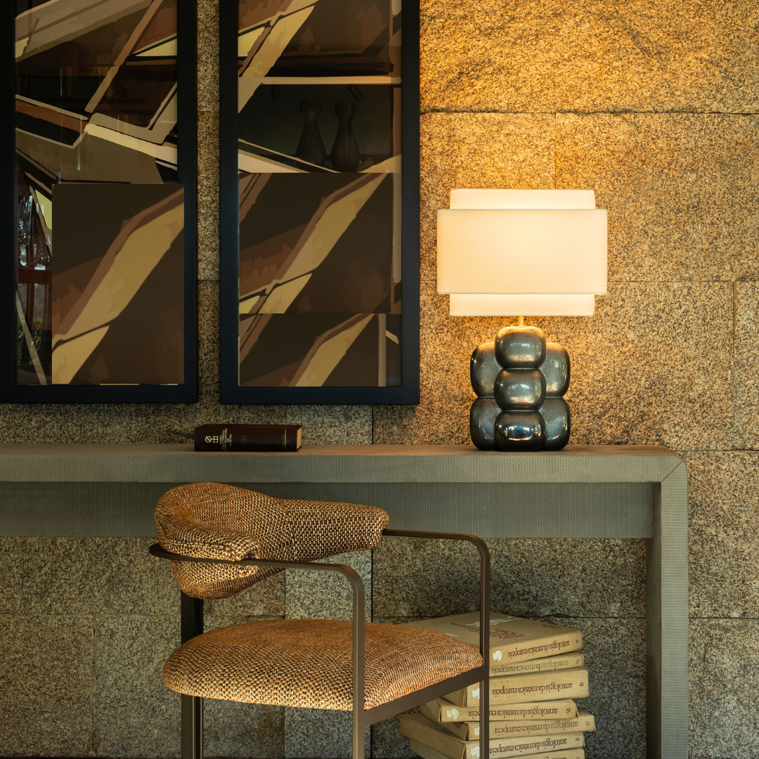 Lampe en céramique façonnée artisanalement