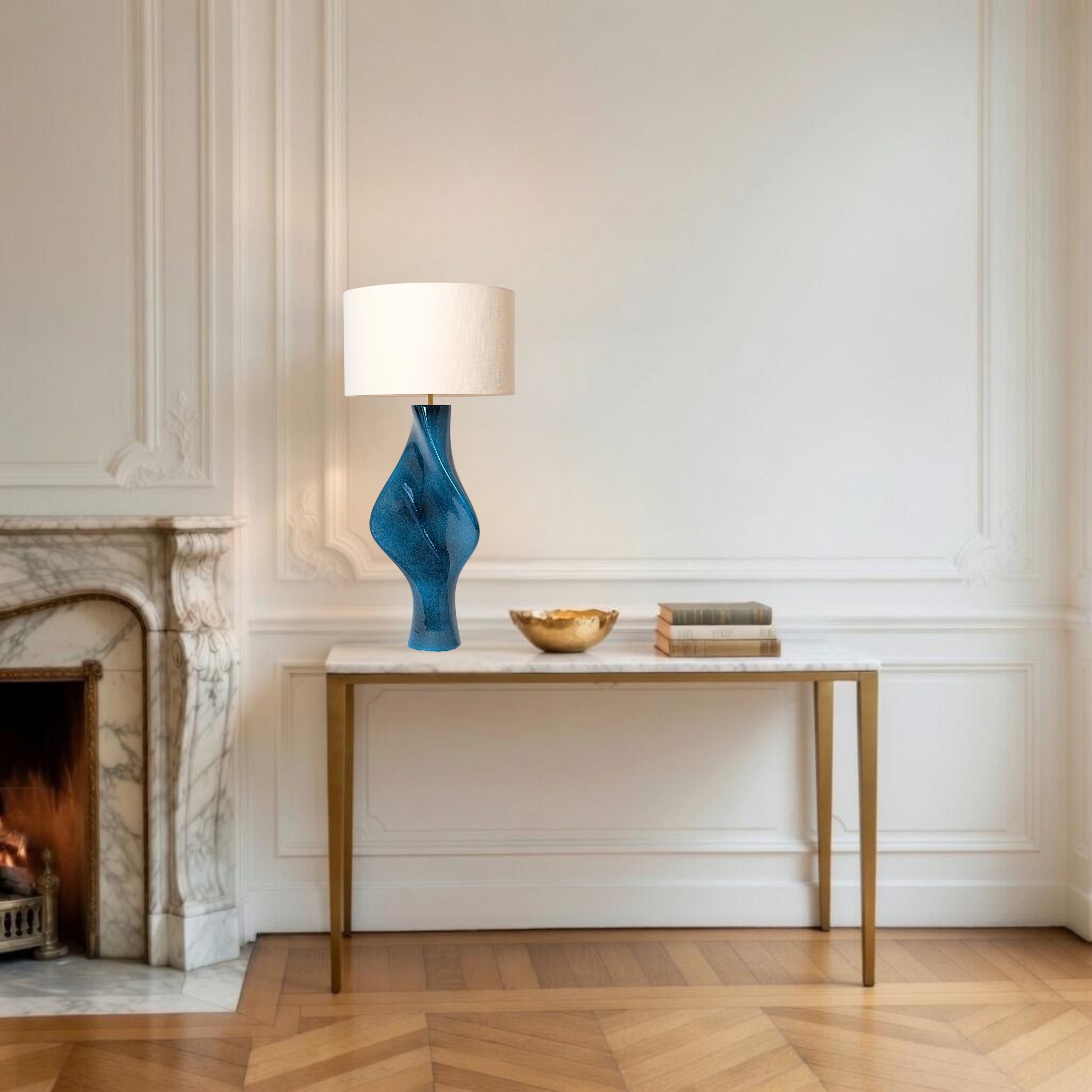 Lampe Adagio bleue sur une console