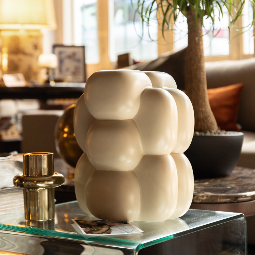 Vase design Nebula dans un salon hausmanien